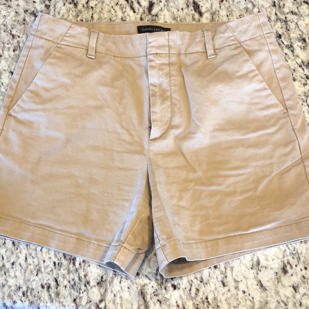 Women’s khaki chino shorts. EUC!